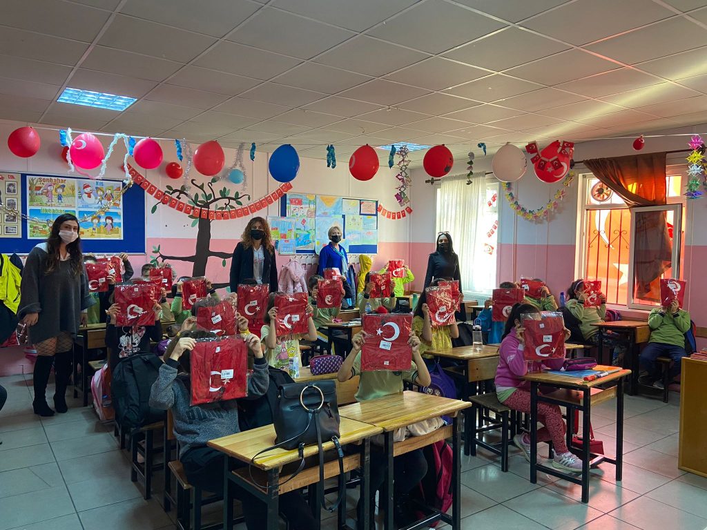 KARYAD Cumhuriyet Bayramı’nda öğrencileri sevindirdi