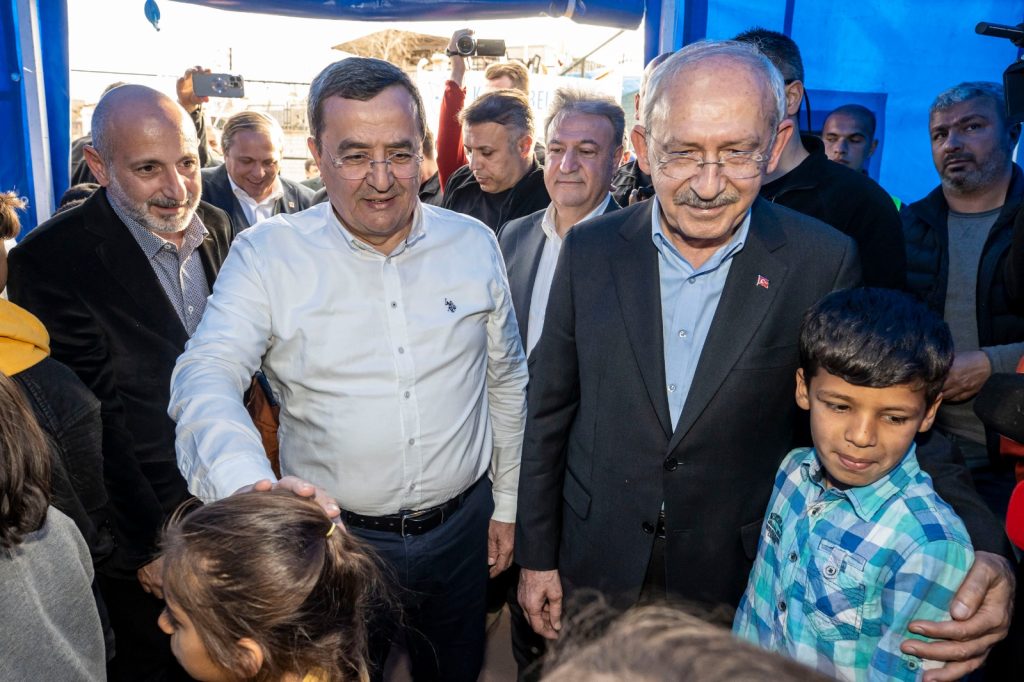 Kılıçdaroğlu Konak Belediyesi’nin çadır kentini ziyaret etti
