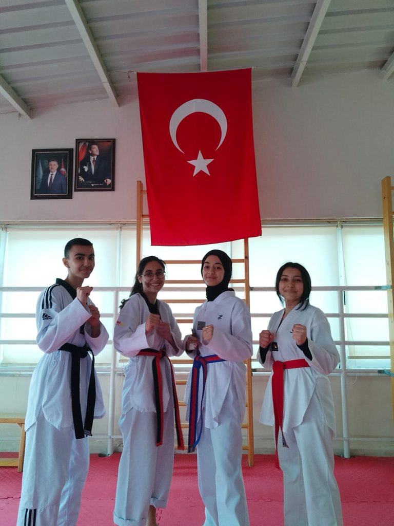 Karşıyaka Gazi Anadolu Lisesi Başarılı Sporcular Yetiştirmeye Devam Ediyor
